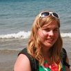 Claire pose devant les vagues