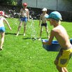 des enfants qui s'amusent avec de l'eau