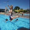 saut à la piscine