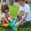 des enfants qui s'entraines à leur badge de secouriste