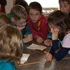Les enfants résolvent une énigme