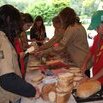 Préparation du pic-nic à la chaîne. C'est qu'on est beaucoup !