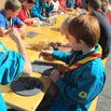 les enfants qui peignent sur des ardoises